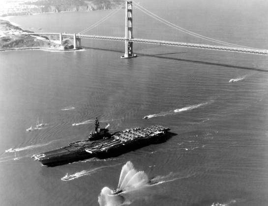 RECORD DATE NOT STATED A harbor tug sprays water to welcome the aircraft carrier USS CORAL SEA (CV-43) as other small craft escort the vessel past the Golden Gate Bridge following its arrival in San Francisco Bay. Base: San Francisco State: California (CA) Country: United States Of America (USA) Copyright: xpiemagsx nararecdefpie08012022-497 !ACHTUNG AUFNAHMEDATUM GESCHÄTZT!