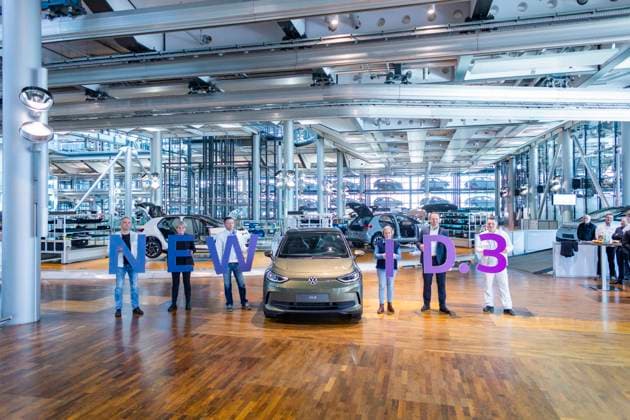 News Themen der Woche KW09 Vorstellung der ID3 NEW von VW Anlässlich der digitalen Weltpremiere des ID.3 NEW, welcher in Zwickau, Dresden und ab Herbst auch in Wolfsburg gebaut wird, gabt es einen exklusiven Fototermin des neuen Modells im Lichttunnel der Gläsernen Manufaktur. Dresden Sachsen GERMANY *** Presentation of the ID3 NEW by VW On the occasion of the digital world premiere of the ID 3 NEW, which will be built in Zwickau, Dresden and from autumn also in Wolfsburg, there was an exclusive photo session of the new model in the light tunnel of the Transparent Factory Dresden Saxony GERMANY