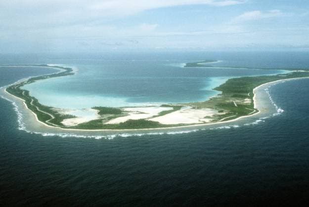 RECORD DATE NOT STATED An aerial view of the island, which is being used as home base by the Military Airlift Command for Airlift Operations Project 81. Subject Operation Series: PROJECT 81 Base: Naval Air Station, Diego Garcia Country: British Indian Ocean Territory (IOT) Copyright: xpiemagsx nararecdefpie08012022-9208 !ACHTUNG AUFNAHMEDATUM GESCHÄTZT!