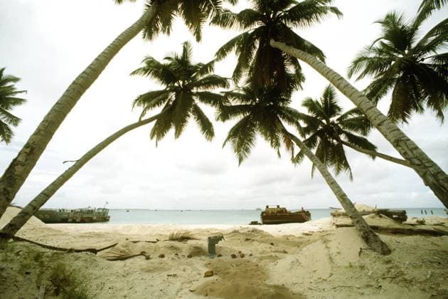 RECORD DATE NOT STATED A view of several amphibious landing craft along the coast of the island, being used for Airlift Operations Project 81 by the Military Airlift Command. Subject Operation Series: PROJECT 81 Base: Naval Air Station, Diego Garcia Country: British Indian Ocean Territory (IOT) Copyright: xpiemagsx nararecdefpie08012022-9213 !ACHTUNG AUFNAHMEDATUM GESCHÄTZT!