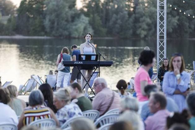 Sommerkino am Auesee *** NUR FÜR REDAKTIONELLE ZWECKE *** EDITORIAL USE ONLY ***<p>Sängerin Julika bei Sommerkino am Auesee am Donnerstag, 11. August 2022 in Wesel. Foto : Ant Palmer FUNKE Foto Services< p> Freizeit, Lifestyle Wesel Copyright: AntxPalmer *** Summer cinema on Auesee *** ONLY FOR EDITORIAL PURPOSE *** EDITORIAL USE ONLY *** P Singer Julika at Summer cinema on Auesee on Thursday, 11 August 2022 in Wesel Photo Ant Palmer Funke Photo Services P Leisure time, Lifestyle Wesel Copyright AntxPalmer Copyright: AntxPalmer doc7m9j5f3p8v41eys5z2ns EDITORIAL USE ONLY