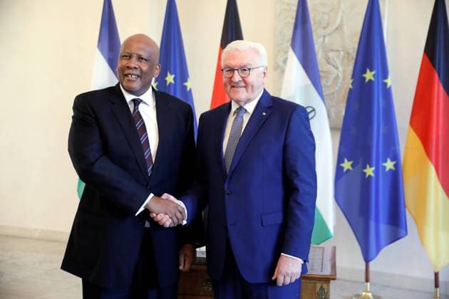 News Themen der Woche KW09 News Bilder des Tages König Letsie III. von Lesotho, Bundespräsident Frank-Walter Steinmeier, Deutschland, Berlin, Schloss Bellevue, Gespräch mit König Letsie III. von Lesotho *** King Letsie III of Lesotho, Federal President Frank Walter Steinmeier, Germany, Berlin, Bellevue Palace, Talk with King Letsie III of Lesotho