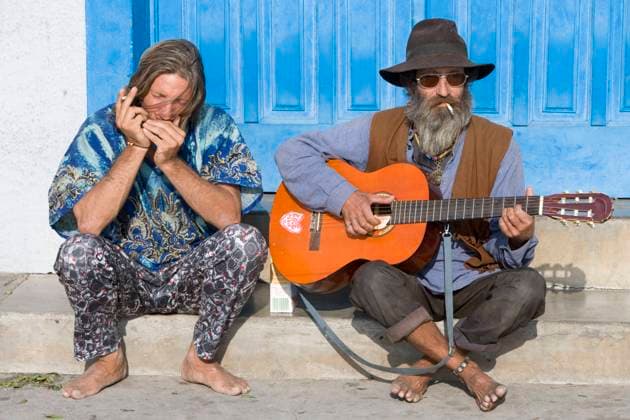 Spanien, Kanarische Inseln, La Gomera: Zwei Hippies musizieren in La Playa. Die Insel zieht auch heute noch Hippies, Aussteiger und Freaks an. Spain, Canary Islands, La Gomera: Two hippies are making music. Even today a lot of Hippies and dropouts come to the Island. La Gomera ESP, SPANIEN GMS3821