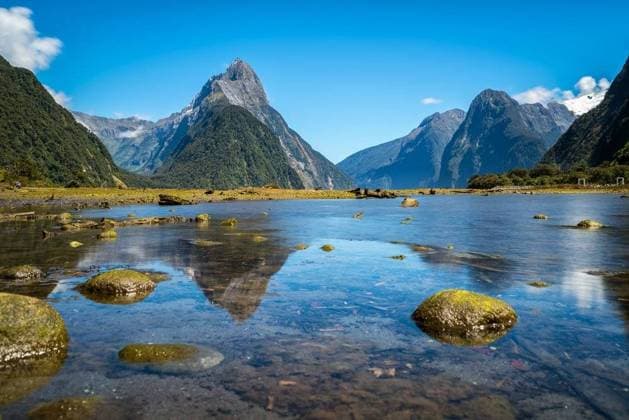RECORD DATE NOT STATED Milford Sound, New Zealand. - Mitre Peak is the iconic landmark of Milford Sound in Fiordland National Park, South Island of New Zealand, the most spectacular natural attraction in New Zealand.. Milford Sound in New Zealand; Milford Sound, Neuen Seeland Mitre Spitzeneinsatz ist der ikonisch Wahrzeichen des Milford Ton ÊIn Fiordland Nationaler Park, Süd Insel des Neuen Zealand, der meisten spektakulär natürliche Attraktion ÊIn Neuen Seeland Milford Ton ÊIn Neuen Seeland IST_24519_15799