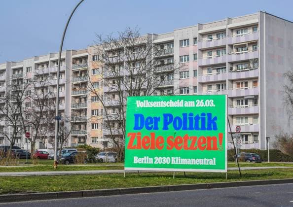 Grosse Plakattafel in Berlin zum Volksentscheid ueber die Klimapolitik in der Hauptstadt Die Botschaft lautet: Volksenscheid am 26.03. Der Politik Ziele setzen. Berlin 2030 Klimaneutral. Foto: Winfried Rothermel *** Large billboard in Berlin for the referendum on climate policy in the capital The message is referendum on 26 03 Set policy goals Berlin 2030 Climate Neutral Photo Winfried Rothermel