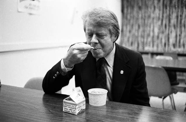 1976, Manchester, New Hampshire, USA: JIMMY CARTER eating soup from a vending machine during a lunch break while campaigning in Manchester, N.H. for the 76 primary. The 1976 presidential campaign of Jimmy Carter resulted in the election of Jimmy Carter and his running mate Walter Mondale as president and vice president of the United States. Manchester USA - ZUMAg47_ 19760101_new_g47_597 Copyright: xArthurxGracex