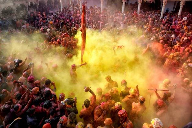Bilder des Jahres 2023, News 03 März News Themen der Woche KW09 March 1, 2023, Mathura, India: Hindu devotees play with colorful powders (Gulal) at the Radharani Temple of Nandgaon during the festival. Holi Festival of India is one of the biggest colorful celebrations in India as many tourists and devotees gather to observe this colorful event. At the beginning of spring, the festival celebrates the divine love of Radha and Krishna and represents the victory of good over evil. Mathura India - ZUMAs197 20230301_zaa_s197_267 Copyright: xAvishekxDasx