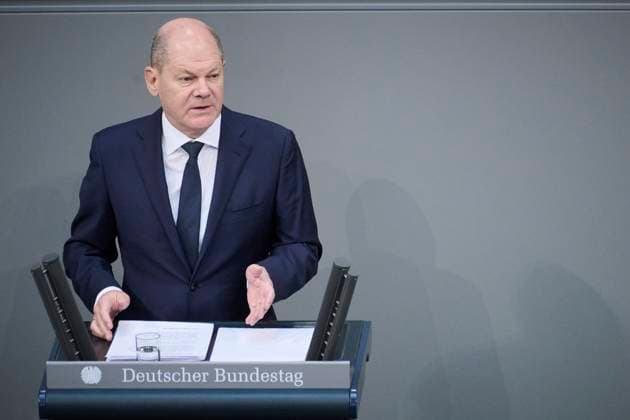 News Themen der Woche KW09 News Bilder des Tages Berlin, Regierungserklärung von Olaf Scholz im Bundestag Bundeskanzler Olaf Scholz (SPD) gibt eine Regierungserklärung ein Jahr nach seiner sogenannten Zeitenwende -Rede im Rahmen der Sitzung des Deutschen Bundestags am 02.03.2023 in Berlin ab. Berlin Bundestag Berlin Deutschland *** Berlin, government statement by Olaf Scholz in the Bundestag Chancellor Olaf Scholz SPD delivers a government statement one year after his so-called turn of the times speech during the session of the German Bundestag on 02 03 2023 in Berlin Berlin Bundestag Berlin Germany