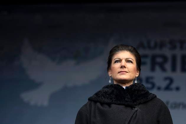 Sahra Wagenknecht - Aufstand fuer Frieden DEU, Deutschland, Germany, Berlin, 25.02.2023 Sahra Wagenknecht Partei die Linke auf der Demonstration der deutschen Friedensbewegung unter dem Motto Aufstand fuer Frieden fuer eine soziale Friedenspolitik am Brandenburger Tor in Berlin, Deutschland. Der Protest fordert Friedensverhandlungen Ende der Sanktionen gegen Russland , Ende de‹r Waffenlieferungen an die Ukraine . Aufgerufen dazu hatten Sahra Wagenknecht und die Frauenrechtlerin AliceSchwarzer. Manifest fuer den Frieden en: Sahra Wagenknecht The Left Party at the demonstration of the German peace movement under the motto uprising for peace for a social peace policy at the Brandenburg Gate in Berlin, Germany. The protest calls for peace neg