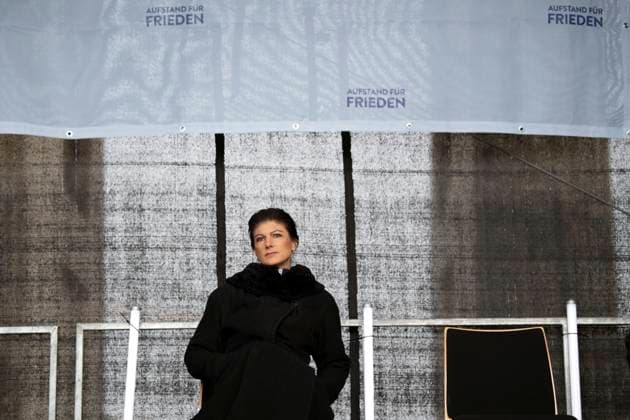Sahra Wagenknecht - Aufstand fuer Frieden DEU, Deutschland, Germany, Berlin, 25.02.2023 Sahra Wagenknecht Partei die Linke auf der Demonstration der deutschen Friedensbewegung unter dem Motto Aufstand fuer Frieden fuer eine soziale Friedenspolitik am Brandenburger Tor in Berlin, Deutschland. Der Protest fordert Friedensverhandlungen Ende der Sanktionen gegen Russland , Ende de‹r Waffenlieferungen an die Ukraine . Aufgerufen dazu hatten Sahra Wagenknecht und die Frauenrechtlerin AliceSchwarzer. Manifest fuer den Frieden en: Sahra Wagenknecht The Left Party at the demonstration of the German peace movement under the motto uprising for peace for a social peace policy at the Brandenburg Gate in Berlin, Germany. The protest calls for peace neg