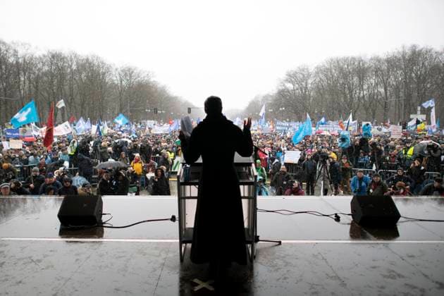 Sahra Wagenknecht - Aufstand fuer Frieden DEU, Deutschland, Germany, Berlin, 25.02.2023 von hinten: Rede von Sahra Wagenknecht Partei die Linke auf der Demonstration der deutschen Friedensbewegung unter dem Motto Aufstand fuer Frieden fuer eine soziale Friedenspolitik am Brandenburger Tor in Berlin, Deutschland. Der Protest fordert Friedensverhandlungen Ende der Sanktionen gegen Russland , Ende de‹r Waffenlieferungen an die Ukraine . Aufgerufen dazu hatten Sahra Wagenknecht und die Frauenrechtlerin AliceSchwarzer. Manifest fuer den Frieden en: Speech by Sahra Wagenknecht The Left Party at the demonstration of the German peace movement under the motto uprising for peace for a social peace policy at the Brandenburg Gate in Berlin, Germany.