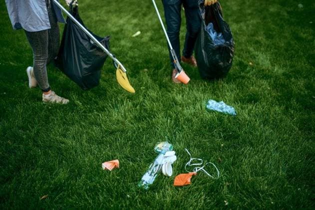 RECORD DATE NOT STATED Two men collects plastic garbage in bags in park, volunteering. Male person cleans forest, ecological restoration, eco lifestyle, trash collection and recycling, ecology care, cleaning. Two men collects plastic garbage, volunteering; Zwei Männer sammelt Plastik Müll ÊIn Taschen ÊIn park, Ehrenamt männlich person putzt forest, ökologisch restoration, Öko lifestyle, Papierkorb Kollektion und recycling, Oekologie care, Reinigung Zwei Männer sammelt Plastik garbage, Ehrenamt IST_25042_39096