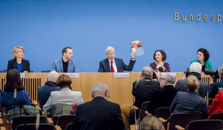News Themen der Woche KW09 News Bilder des Tages Bundespressekonferenz zum Thema Kinderschutz in der Werbung fuer Lebensmittel: Einordnung der Plaene des BMEL und der Gegenstimmen. (R-L) Vorstandsvorsitzende des AOK-Bundesverbandes, Carola Reimann, Vorstaendin des Verbraucherzentrale Bundesverbandes, Ramona Pop, Vorsitzender der Stiftung Kindergesundheit und der DGKJ-Ernaehrungskommission, Berthold Koletzko, Politischer Geschaeftsfuehrer der Deutschen Adipositas-Gesellschaft, Oliver Huizingaund Sprecherin von Buendnis Deutsche Allianz Nichtuebertragbare Krankheiten (DANK), Barbara Bitzer. Berlin, 02.03.2023 Berlin Deutschland *** Federal press conference on the topic of child protection in food advertising Classification of the BMELs plans and opposing voices R L Chairman of the Board of Copyright: xThomasxTrutschel photothek.dex