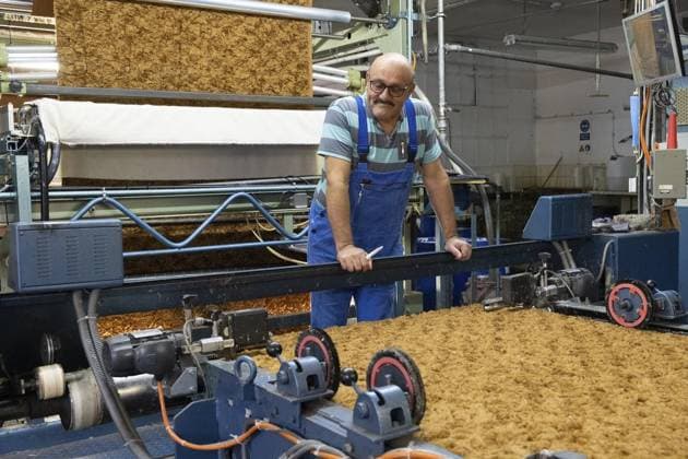 Die Produktion bei der Steiff Schulte Webmanufaktur GmbH in Duisburg. *** NUR FÜR REDAKTIONELLE ZWECKE *** EDITORIAL USE ONLY ***<p>Eine Besuchergruppe besichtigt am Mittwoch, 14. September 2022 die Produktion bei der Steiff Schulte Webmanufaktur GmbH in Duisburg. Dort werden die hauptsächlich Mohair Stoffe für die Fertigung von Steiff Stofftieren produziert. Ausrüstung und Finishing der Stoffe. Duisburg Copyright: STEFANxAREND *** the Production at the Steiff Schulte weaving manufactory GmbH in Duisburg *** ONLY FOR EDITORIAL PURPOSE *** EDITORIAL USE ONLY *** P a Visitor group visited on Wednesday, 14 September 2022 the Production at the Steiff Schulte weaving manufactory GmbH in Duisburg there become the mainly Mohair Substance Copyright: STEFANxAREND doc7mqtrxrhssp1fsnuxdpg EDITORIAL USE ONLY