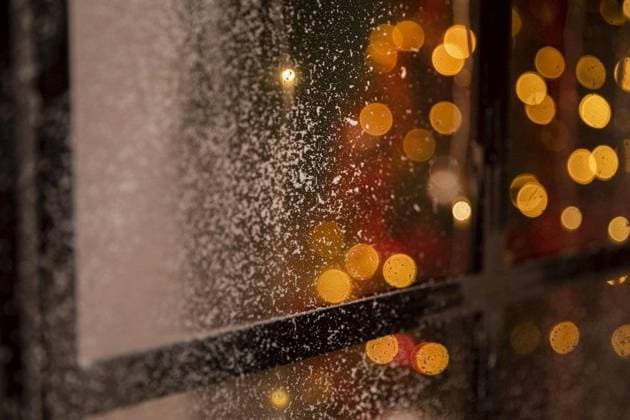 RECORD DATE NOT STATED bokeh effect on window with snow; bokeh Effekt am Fenster mit Schnee IST_35069_00307