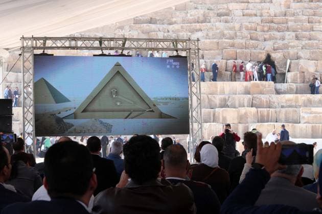 Bilder des Jahres 2023, News 03 März News Themen der Woche KW09 News Bilder des Tages (230302) -- CAIRO, March 2, 2023 -- People attend a press conference about a new discovery behind the Khufu Pyramid in Giza, Egypt, on March 2, 2023. A discovery of a nine-meter-long and 2.10-meter-wide corridor behind the Great Pyramid of Giza, known as Khufu Pyramid, was announced on Thursday. Egyptian Minister of Tourism and Antiquities Ahmed Issa said that the discovery is a result of the international ScanPyramids project that was launched in 2015 by Egypt s Ministry of Antiquities to study the structure of the pyramids without using harmful drilling methods. ) EGYPT-GIZA-KHUFU PYRAMID-NEW CORRIDOR-DISCOVERY AhmedxGomaa 