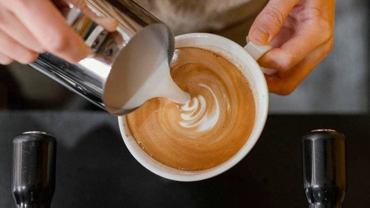 RECORD DATE NOT STATED top view male barista pouring milk coffee cups. High resolution photo. top view male barista pouring milk coffee cups. High quality photo; Spitze Ansicht männlich barista einschenkend Milch Kaffee Tassen hohe Auflösung Foto Spitze Ansicht männlich barista einschenkend Milch Kaffee Tassen hohe Qualität Foto IST_35069_10457