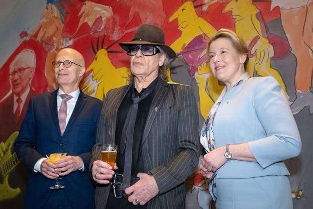 Bilder des Jahres 2023, Entertainment 03 März Entertainment Themen der Woche KW09 Entertainment Bilder des Tages Udo Lindenberg, Peter Tschentscher, Franziska Giffey Bundesratspräsident Peter Tschentscher eröffnete am 2. März 2023 eine Ausstellung mit Bildern von Udo Lindenberg. Mit Franziska Giffey, Regierende Bürgermeisterin Berlin Berlin Berlin GER *** Udo Lindenberg, Peter Tschentscher, Franziska Giffey President of the Bundesrat Peter Tschentscher opened an exhibition of paintings by Udo Lindenberg on March 2, 2023 With Franziska Giffey, Governing Mayor of Berlin Berlin GER