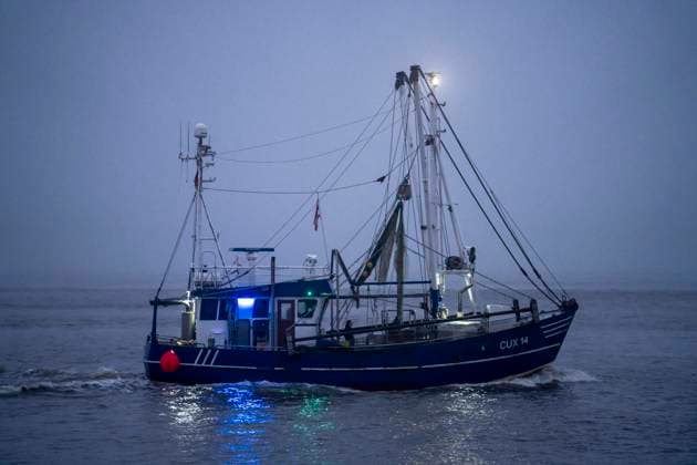 Dicker Nebel im Winter, hängt über der Mündung der Elbe in die Nordsee, Fischereiboot, Krabbenkutter, SAPHIR, CUX14, läuft in der Abenddämmerung in den Hafen von Cuxhaven ein, Niedersachsen, Deutschland, Krabbenkutter CUX14 *** Thick fog in winter, hangs over the mouth of the Elbe into the North Sea, fishing boat, crab cutter, SAPHIR, CUX14, enters the harbor of Cuxhaven at dusk, Lower Saxony, Germany, crab cutter CUX14