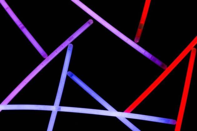 RECORD DATE NOT STATED purple blue red neon straws dark background; lila Blau Roter neonfarben Strohhalme dunkle Hintergrund IST_35069_21479