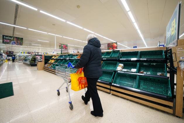 News Themen der Woche KW09 News Bilder des Tages (230303) -- MANCHESTER, March 3, 2023 -- Depleted vegetable shelves are seen at a supermarket in Manchester, Britain, March 2, 2023. A measure of UK grocery price inflation soared to a record high in February, which is more bad news for consumers already facing a shortage of fruit and vegetables that has led to rationing at major supermarkets, according to a CNN report. (Photo by Xinhua) BRITAIN-GROCERY PRICE-INFLATION-HIGH JonxSuper 