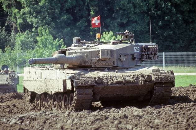Ein Kampfpanzer Leopard 2 A4 der Schweizer Armee mit Schweizer Flagge auf dem Militärübungsplatz in Frauenfeld. Ein Kampfpanzer Leopard 2 A4 der Schweizer Armee auf dem Militärübungsplatz in Frauenfeld Kanton Thurgau am 13. Juni 1998 während der Armeetage 1998. Frauenfeld Thurgau Schweiz *** A Swiss Army Leopard 2 A4 main battle tank with Swiss flag on the military training area in Frauenfeld A Swiss Army Leopard 2 A4 main battle tank on the military training area in Frauenfeld Canton Thurgau on June 13, 1998 during the Army Days 1998 Frauenfeld Thurgau Switzerland