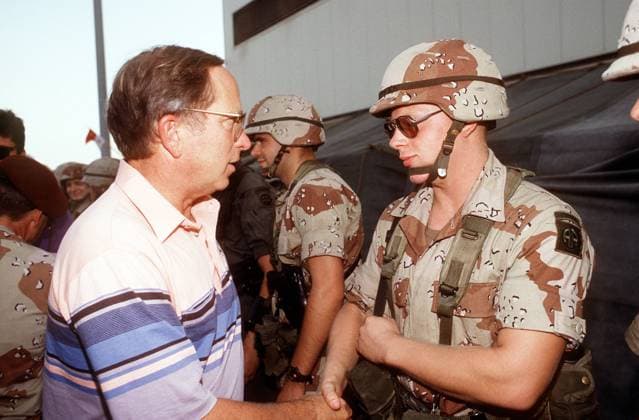 RECORD DATE NOT STATED Sen. Sam Nunn of Georgia greets a member of the 82nd Airborne Division while touring a military facility during Operation Desert Shield. Subject Operation Series: DESERT SHIELD Country: Saudi Arabia (SAU) Copyright: xpiemagsx nararecdefpie08012022c-20014 !ACHTUNG AUFNAHMEDATUM GESCHÄTZT!