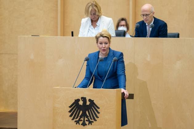 News Themen der Woche KW09 News Bilder des Tages 1031. Sitzung des Bundesrats, am Pult, Franziska Giffey 1031. Sitzung des Bundesrats, am Pult, Franziska Giffey, Regierende Bürgermeisterin von Berlin Berlin Berlin GER *** 1031 Meeting of the Bundesrat, at the lectern, Franziska Giffey 1031 Meeting of the Bundesrat, at the lectern, Franziska Giffey, Governing Mayor of Berlin Berlin Berlin GER