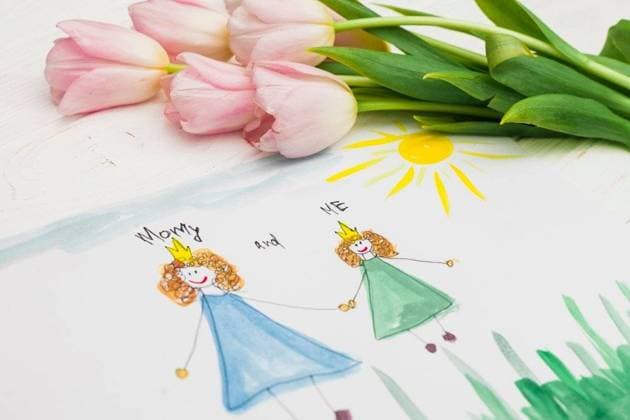RECORD DATE NOT STATED child mother drawing flowers table; Kind Mutter Zeichnung Blumen Tisch IST_35069_36863