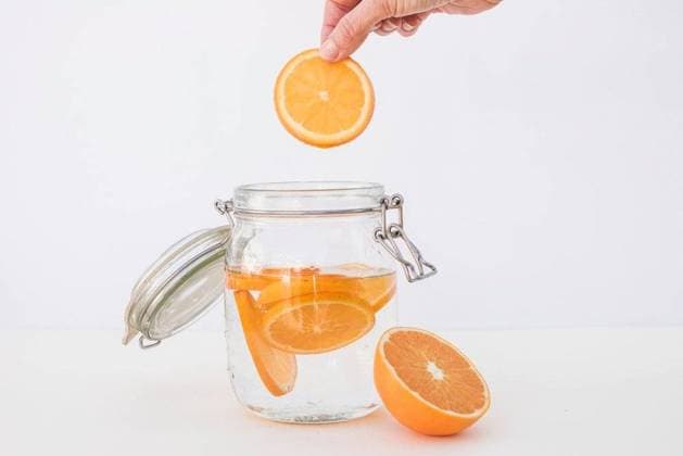 RECORD DATE NOT STATED crop person making infused water; Kulturpflanze person machend infused Wasser IST_35069_38515