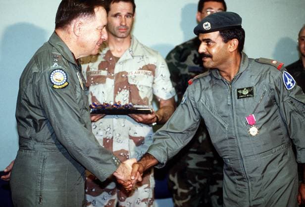 RECORD DATE NOT STATED LT. GEN. Charles Horner, commanding general, U.S. Central Air Force, congratulates MAJ. Hamad Bin Abdulla Al-Khalifa, Shaikh Isa squadron commander, after awarding him the Legion of Merit for his efforts in support of coalition forces during Operation Desert Storm. Nineteen Bahraini pilots are receiving air medals during the ceremony.. Subject Operation Series: DESERT STORM Country: Bahrain(BHR) Copyright: xpiemagsx nararecdefpie08012022c-25041 !ACHTUNG AUFNAHMEDATUM GESCHÄTZT!