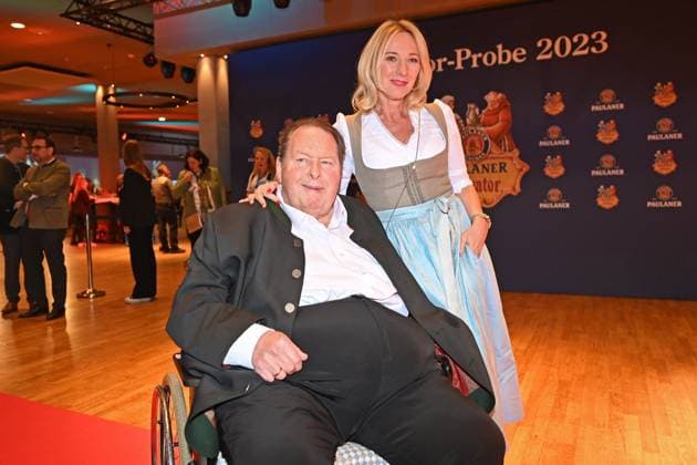 Bilder des Jahres 2023, Entertainment 03 März Entertainment Themen der Woche KW09 Entertainment Bilder des Tages Ottfried FISCHER im Rollstuhl,mit Ehefrau Simone Brandlmeier. Salvator Starkbier Probe 2023 auf dem Nockherberg in Muenchen am 03.03.2023. *** Ottfried FISCHER in the wheelchair, with wife Simone Brandlmeier Salvator strong beer sample 2023 on the Nockherberg in Munich on 03 03 2023