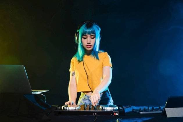 RECORD DATE NOT STATED low angle night club with female dj; Geringe Winkel Nacht Klub mit weiblich Diskjockey IST_35069_45085