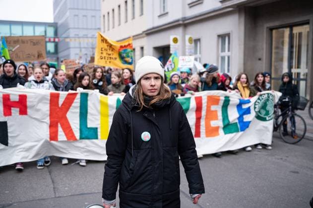 Bilder des Jahres 2023, News 03 März News Themen der Woche KW09 News Bilder des Tages 03.03.2023, Berlin, Deutschland, Europa - Angefuehrt von der deutschen Klimaschutz-Aktivistin Luisa Neubauer ziehen ueberwiegend junge Menschen bei einer Demonstration und dem globalen Klimastreik organisiert von der Bewegung Fridays for Future durch den Berliner Bezirk Mitte. *** 03 03 2023, Berlin, Germany, Europe Led by German climate change activist Luisa Neubauer, mostly young people march through Berlins Mitte district in a demonstration and global climate strike organized by the Fridays for Future movement.