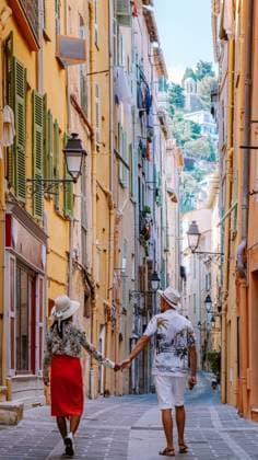 couple men and women on summer vacation in France visit the city of Menton Cote d Azure A couple of men and women on summer vacation in France visit the city of Menton Cote d Azure on the French Riviera Copyright: xZoonar.com FokkexBaarssenx 19600832 ,model released, Symbolfoto ,property released
