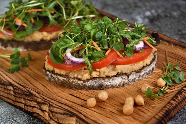 IMAGO Creative, Food, Hummus Vegetarian sandwich with microgreen Sandwich toasted rustic bread with chickpea hummus, tomato slices, mix of lettuce and microgreens. Vegetarian breakfast. Copyright: xZoonar.com MarynaxVoronovax 19610206