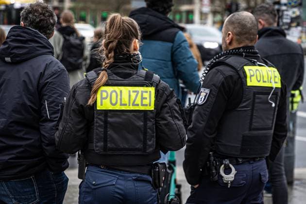 Berlin Polizei, Polizist, Polizistin, im Einsatz, Berlin, 17.02.2022 Polizei, Polizist, Polizistin, im Einsatz, Berlin, 17.02.2022, *** Berlin police, policeman, policewoman, on duty, Berlin, 17 02 2022 police, policeman, policewoman, on duty, Berlin, 17 02 2022, Copyright: xJuergenxBiniaschx EP_JBH