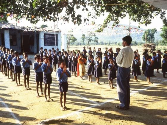 Indien 1999 IND, Indien, Neu-Delhi: Selten sind Glanz und Elend so nah beieinander wie in Indien, hier am 20.10.1999, sowohl in der Hauptstadt Neu-Delhi, Agra als auch in Zentralindien wo diese Fotoeindrücke entstanden. IND, India, New Delhi: Splendor and misery are seldom as close together as in India, here on October 20th, 1999, both in the capital New Delhi, Agra and in central India where these photo impressions were taken. *** Local Caption *** Schulkinder in Zentralindien *** India 1999 IND, India, New Delhi Splendor and misery are seldom as close together as in India, here on October 20th, 1999, both in the capital New Delhi, Agra and in central India where these photo impressions were taken IND, India, New Delhi Splendor and mis
