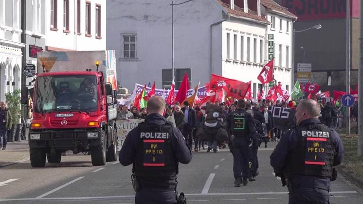 News Themen der Woche KW09 Ausschreitungen bei Demo-Chaos um AfD-Parteitag in Offenburg: Landesparteitag der AfD in der Oberrheinhalle in Offenburg - tausend Gegendemonstranten versammeln sich und protestieren gegen Veranstaltung - rund 400 Demonstranten verstoßen gegen die Auflag Am Samstag fand der Auftakt des zweitägigen Landesparteitages der AfD in der Oberrheinhalle in Offenburg statt. *** Riots at demo Chaos around AfD party conference in Offenburg State party conference of the AfD in the Oberrheinhalle in Offenburg thousand counter-demonstrators gather and protest against event about 400 demonstrators violate the Auflag On Saturday, the start of the two-day state party conference of the AfD took place in the Oberrheinhalle in Offenburg Copyright: xEinsatz-Report24x xMarcoxDürrx
