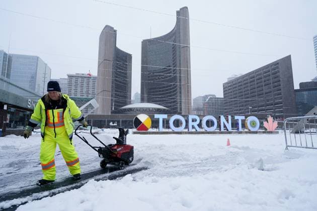 Kanada, heftige Schneefälle in Toronto March 4, 2023, Toronto, ON, Canada: Workers clear snow from Toronto City Hall during a snow storm in Toronto, Saturday, March 4, 2023. Environment Canada has issued a winter storm warning for much of southern Ontario. Toronto Canada  - ZUMAc35_ 20230304_zaf_c35_006 Copyright: xArlynxMcadoreyx