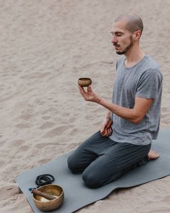 RECORD DATE NOT STATED side view man with singing bowl outdoors; Bordwand Ansicht Mann mit Gesang Schüssel outdoors IST_35069_72843