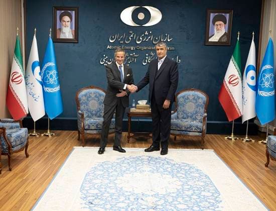 Bilder des Jahres 2023, News 03 März News Themen der Woche KW09 News Bilder des Tages March 4, 2023, Tehran, Tehran, Iran: Head of the Atomic Energy Organization of Iran, MOHAMMAD ESLAMI (R), shakes hands with International Atomic Energy Agency (IAEA) chief RAFAEL GROSSI at the start of their meeting in Tehran on March 4, 2023. The UN nuclear watchdog chief was in Iran on March 4 for expected talks with the President and other officials after the discovery of uranium particles enriched to near weapons-grade level. The two-day visit comes as the Vienna-based organisation seeks greater cooperation with Iran over its nuclear activities. Tehran Iran - ZUMAi98_ 20230304_zih_i98_019 Copyright: xAtomicxEnergyxOrganizationxOfxIrx