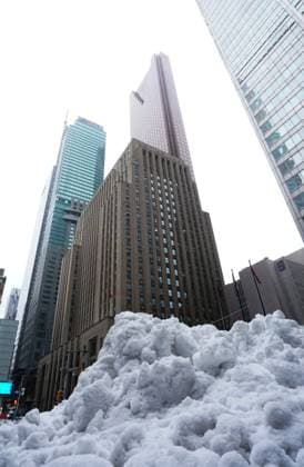 Kanada, heftige Schneefälle in Toronto March 4, 2023, Toronto, ON, Canada: Snow is piled up on a sidewalk during a snow storm in Toronto, Saturday, March 4, 2023. Environment Canada has issued a winter storm warning for much of southern Ontario. Toronto Canada  - ZUMAc35_ 20230304_zaf_c35_008 Copyright: xArlynxMcadoreyx