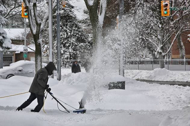 Kanada, heftige Schneefälle in Toronto Toronto Gets Hit By The Largest Winter Snowstorm Of The Season Man uses a snowblower to clear snow from his driveway following the largest snowstorm of the season in Toronto, Ontario, Canada, on March 04, 2023. Much of Southern Ontario is digging out after a significant winter storm dropped up to 30 centimetres worth of snow in under 16 hours. Toronto Ontario Canada  Copyright: xCreativexTouchxImagingxLtdx originalFilename: friedman-torontog230304_npo2G.jpg