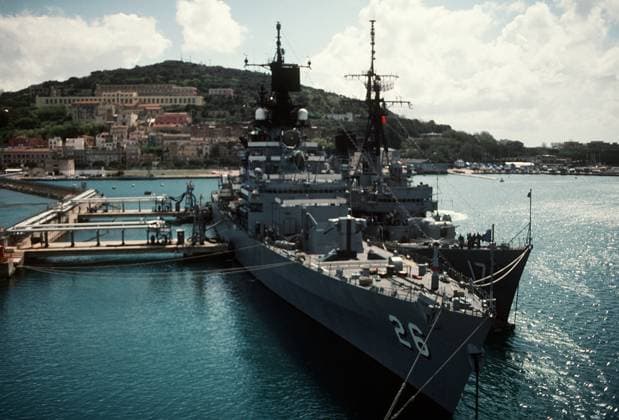 RECORD DATE NOT STATED A starboard bow view of the guided missile cruiser USS BELKNAP (CG-26) and the guided missile destroyer USS CONYNGHAM (DDG-17) moored at a pier in Gaeta, home port for the ships of the U.S. Sixth Fleet. Base: Gaeta Country: Italy (ITA) Copyright: xpiemagsx nararecdefpie08012022c-7526 !ACHTUNG AUFNAHMEDATUM GESCHÄTZT!