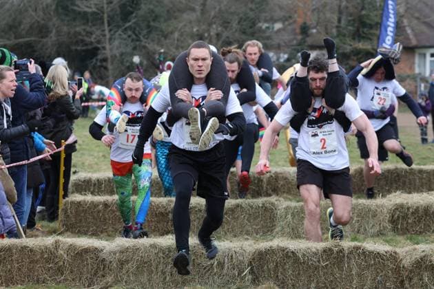 News Themen der Woche KW09 News Bilder des Tages Großbritannien, Wettbewerb im Frauen tragen in Dorking . 05 03 2023. Dorking , United Kingdom. Competitors take part in the UK Wife Carrying Race in Dorking,United Kingdom.  xStephenxLockx xi-Imagesx IIM-24196-0002