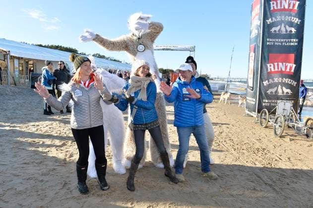 Bilder des Jahres 2023, Entertainment 03 März Entertainment Themen der Woche KW09 Gesine Lippert, Gerit Kling, Till Demtroeder und Wolfgang Lippert beim Promi Schlittenhunderennen BALTIC LIGHTS in Usedom 04.03.2023 *** Gesine Lippert, Gerit Kling, Till Demtroeder and Wolfgang Lippert at the celebrity sled dog race BALTIC LIGHTS in Usedom 04 03 2023