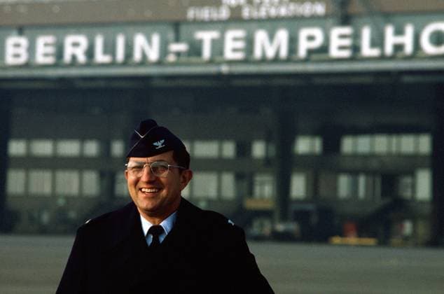 RECORD DATE NOT STATED Colonel Dieter Satz, Commander Tempelhof Central Airport, stands in front of a building at the airport. Satz is a former refugee from East Germany. Base: Berlin Country: Deutschland Germany (DEU) Copyright: xpiemagsx nararecdefpie08012022c-7891 !ACHTUNG AUFNAHMEDATUM GESCHÄTZT!