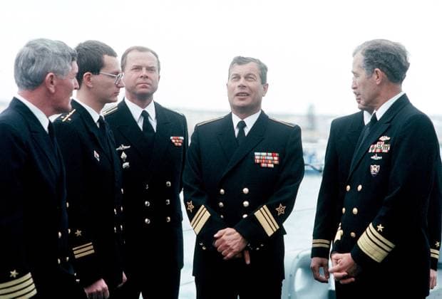 RECORD DATE NOT STATED Vice Admiral James D. Williams, Commander, Sixth Fleet, right, converses with Soviet and United States naval officers aboard the Soviet guided missile cruiser, SLAVA. The ship is in port in preparation for the summit meeting between President George H.W. Bush and Soviet Chairman Mikhail Gorbachev to be held on December 2-3. Base: Marsaxlokk Bay Country: Malta (MLT) Copyright: xpiemagsx nararecdefpie08012022c-8160 !ACHTUNG AUFNAHMEDATUM GESCHÄTZT!