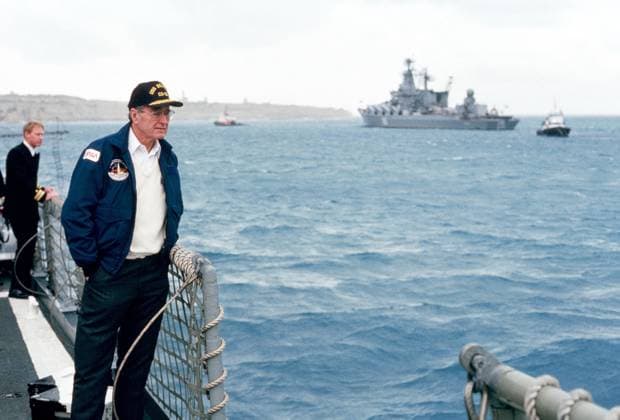 RECORD DATE NOT STATED With the Soviet guided missile cruiser SLAVA nearby, President George H.W. Bush looks out at the harbor from the deck of the guided missile cruiser USS BELKNAP (CG 26). Bush is in Malta for a December 2-3 summit meeting with Soviet Chairman Mikhail Gorbachev. Base: Marsaxlokk Bay Country: Malta (MLT) Copyright: xpiemagsx nararecdefpie08012022c-8320 !ACHTUNG AUFNAHMEDATUM GESCHÄTZT!